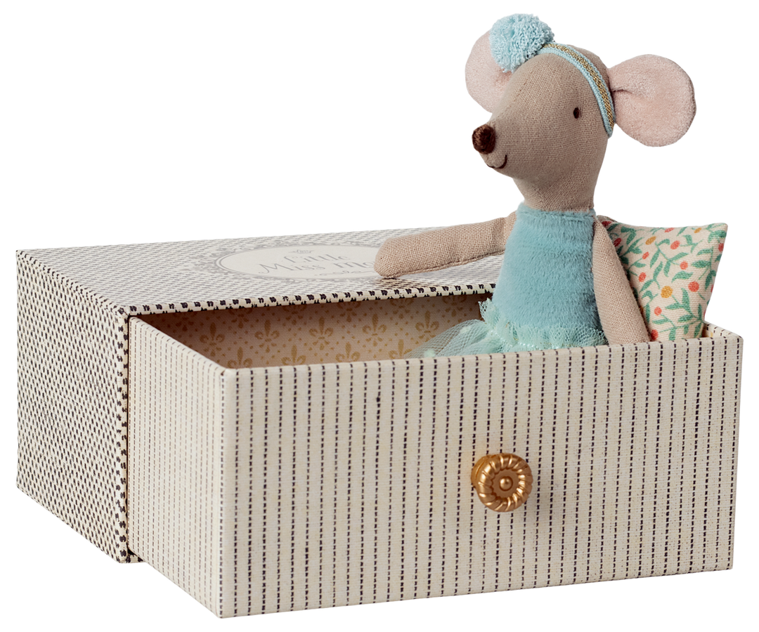 Dance mouse in daybed, Little sister