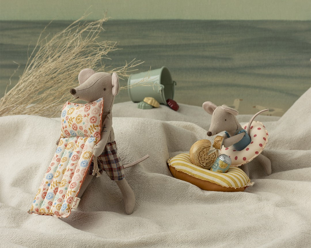 Beach mouse with air mattress, Dad - Flower