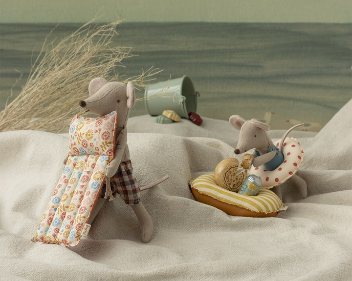 Beach mouse with air mattress, Dad - Flower