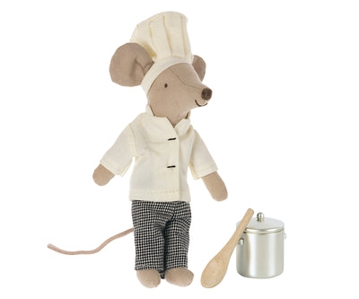 Chef mouse with soup, pot and spoon